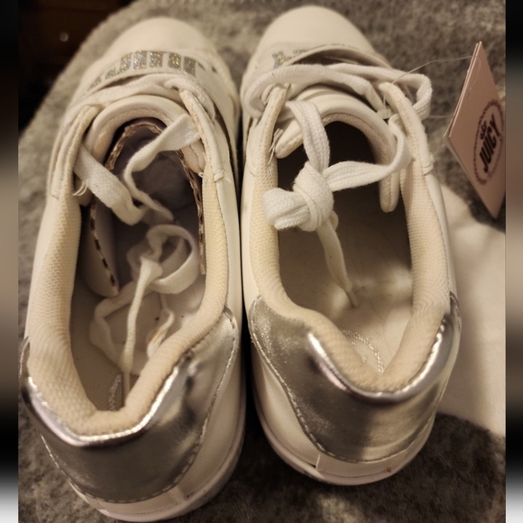 Shoe's - Picture 4 of 6